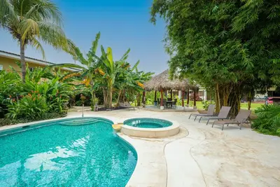 Pet-friendly apartment with W\/D and a refreshing outdoor pool