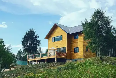 Image de Conveniently located home with W/D, large deck & amazing views