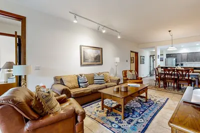 Image de Conveniently located condo with W/D, full kitchen, & shared pool / hot tub