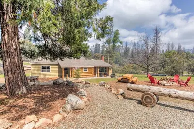 Image de Bear Creek Cabin w/Hot Tub, Pets on 40 acres!