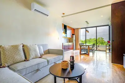 Image de Luxurious penthouse with rooftop infinity pool, ocean views, central Ac & gym