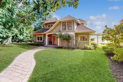 Gorgeous soundfront retreat with private rock beach, Seattle & Mt. Rainier views