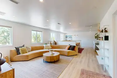 Image de Modern apartment w/ private W/D, near local attractions