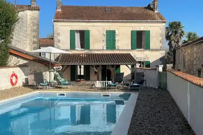 Image de Grande maison avec piscine près de la rivière