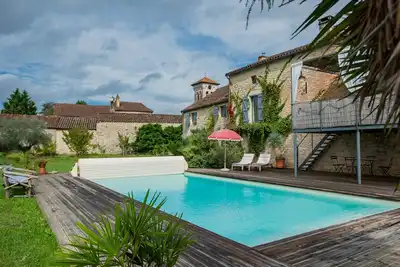Image de Séjour dans une maison de village avec piscine