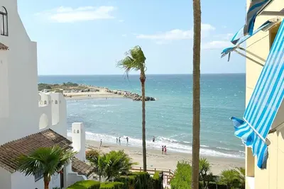 Image de Appartement moderne en bord de mer avec piscine, Beachside à distance de marche du port