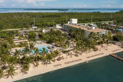 Image de Comfort and Relaxation! Free Parking, Minutes to History of Diving Museum