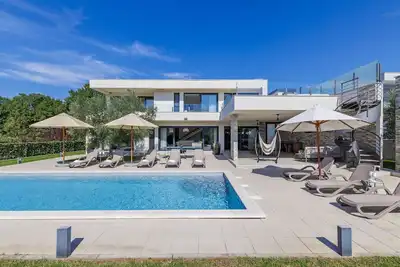 Image de Maison de vacances privée avec bain à remous, piscine privée, climatisation, Wifi, Tv, terrasse