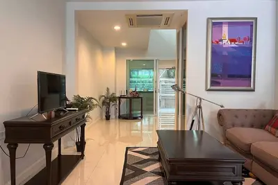 Image de Sukhumvit 16, 3-Bedroom private townhome with WiFi, close to EmSphere, Bts, Mrt!