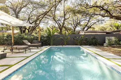 Image de Immaculate 3-bedroom house under oak trees with a stunning pool