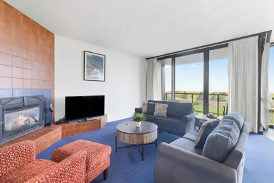 Sand & Sea (100) Retreat  - Stunning Beachfront on the Prom 2br