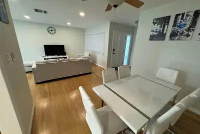 Image de Charming 4-bedroom house in Prime Burbank with WiFi, Ac