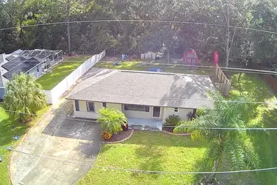 Image de Nice 2/2 house just 3 blocks from The Villages! Serene privacy with forest view!