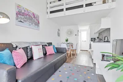 Image de On the Water 3 | waterside studio | mezzanine bedroom | terrace overlooking the harbour