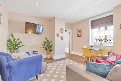 Image de City Heights | One Bedroom modern apt | 100 metres from seafront