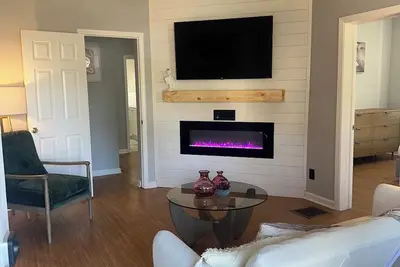 2 Bed 1 Bath W/ Fireplace, 10min from Dtw