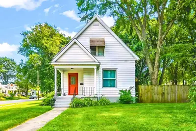 Image de Historic Bungalow: For Groups & Families Sleeps 11