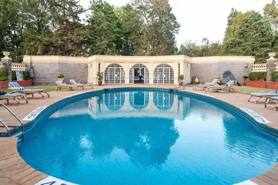 Image de Relaxing and Elegant Getaway in Grand Kenyan Presidential Suite | Free Parking