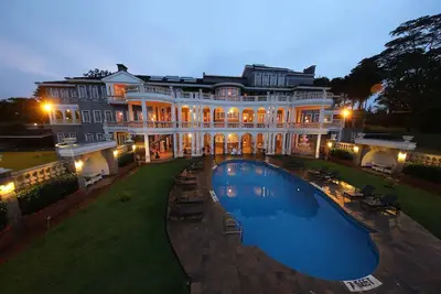 Image de Stunning Views and Plush Comforts in Tranquil Courtyard Room | Outdoor Pool