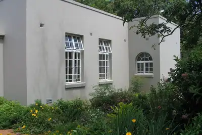 Chic studio nestled in a lovely garden with pool - 2254