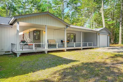 Image de 2 Blocks to Boat Ramp: Higgins Lake House w/ Grill