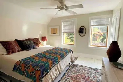 Image de The Art House. Chic, cheerful, Burlington home. \n\n