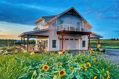Image de Luxury barn house, on private 20 acres, located between Calgary Ab & Banff Ab.
