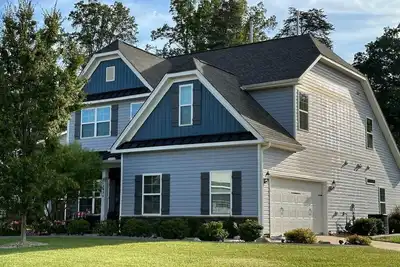 Image de Very bright, cozy and spacious new 4-bedroom house in a beautiful community
