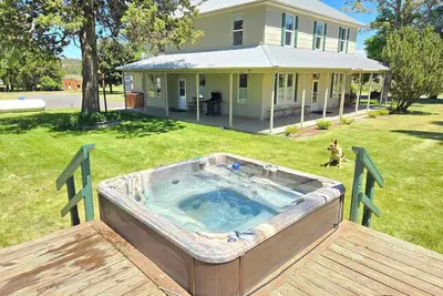 Image de Ranch House: 5-Bedroom Ranch House w\/ Fishing, Trail Rides, Hot Tub and Hiking!