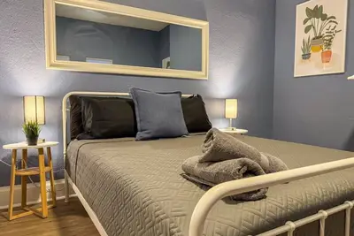 Image de Sleeps 8! Homey 2br Apt w/ 7 Beds + Wifi