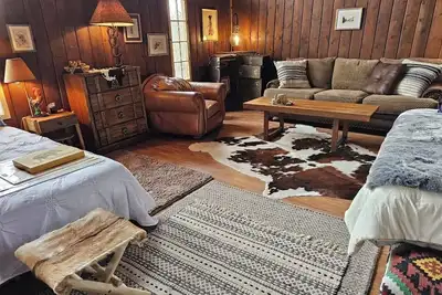 Image de Historic Dude Ranch Rustic Cowboy Cabin Desert Experience