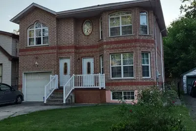 Image de 3 min walk from McMaster, tall-basement 2brm apartment