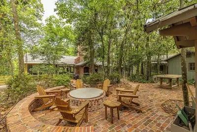 Image de Rustic-Luxe Wilderness Retreat. Sleeps 12. Firepit. Gourmet Kitchen. Wifi.