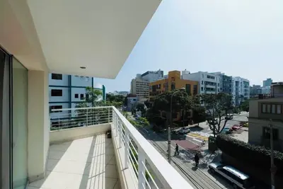 Image de 3-Bedroom 4-Bath condo 2 blocks from sea in Miraflores with WiFi and Balcony