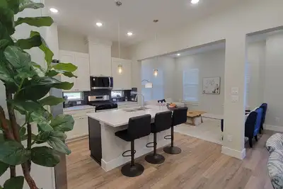 Downtown McKinney Townhouse, walking distance to the Historic District!