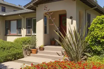 Image de Quaint cottage with garage fully furnished in charming downtown Palo Alto.