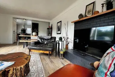 Image de Newly Renovated Pad Near Dt Bzn!