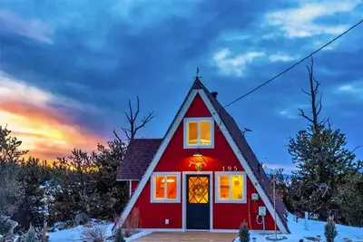 Image de New Cozy Owl A-Frame: Cabin with Epic Mountain Views Featured on Hgtv