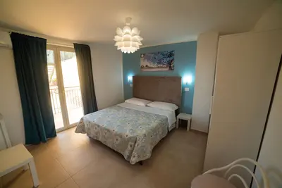 Chambre d'hôtes \"Camera Five Matrimoniale Vista Mare\" avec terrasse partagée, Wi-Fi et climatisation