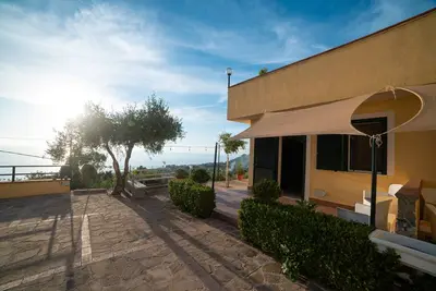 Image de Chambre d'hôtes \"Camera Three Spaziosa Vista Mare\" avec terrasse partagée, Wi-Fi et climatisation