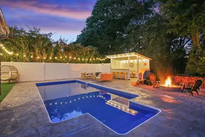 Image de Affordable Luxury Resort Home with an In-Ground Heated Pool & Hot Tub. Sleeps 10