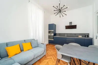 Image de Elegant apartment located on the third floor of a building without a lift. In 103 square meters of space, it accommodates 7 people, with three bedrooms and a living area with a kitchenette. Full bathroom and a service bathroom. Free parking on white