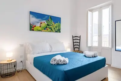 Image de GuestHost - Cozy 61sqm apartment, for 4 people, on the 1st floor of a renovated building (No lift and with stairs to access it). The property is located in a central area (Traffic Restricted Area), in the historic center of Palermo, a few minutes on foot