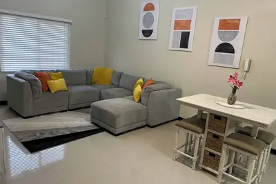 Charming 2-bedroom apartment with WiFi, Ac in wonderful Kingston