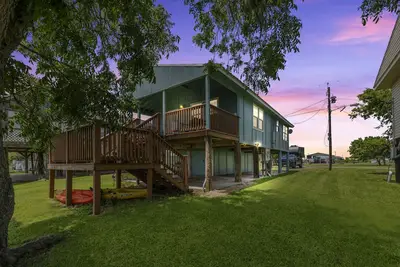 Image de Wow! Amazing Views At This Beautiful Waterfront Home! Great Fishing On Own Pier!