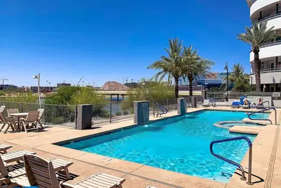 Image de Luxury Charming 2-bedroom condo in Tempe Town Lake, pool, gym, car garage WiFi