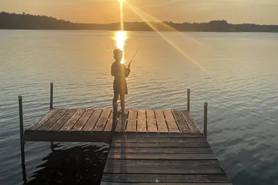 Image de Charming 3-bedroom Lakefront cottage in picturesque Plymouth with WiFi, Ac