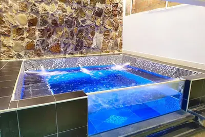 Image de 6 bedroom Poblado Spacious Villa X-Large  20 Person Jacuzzi, 5 Min from Lleras.