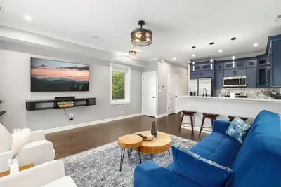 Image de LuxHome up to 6 guests in Chicago; WiFi, Ac, Heat, Security cams, Downtown 8mins