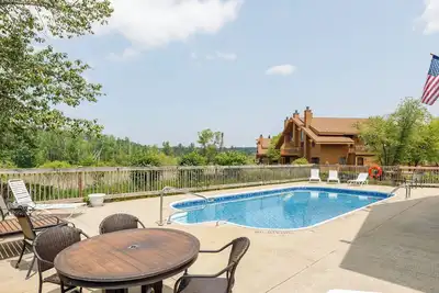 Image de Walk to the Schuss slopes from this beautiful condo that sleeps 6! Fireplace